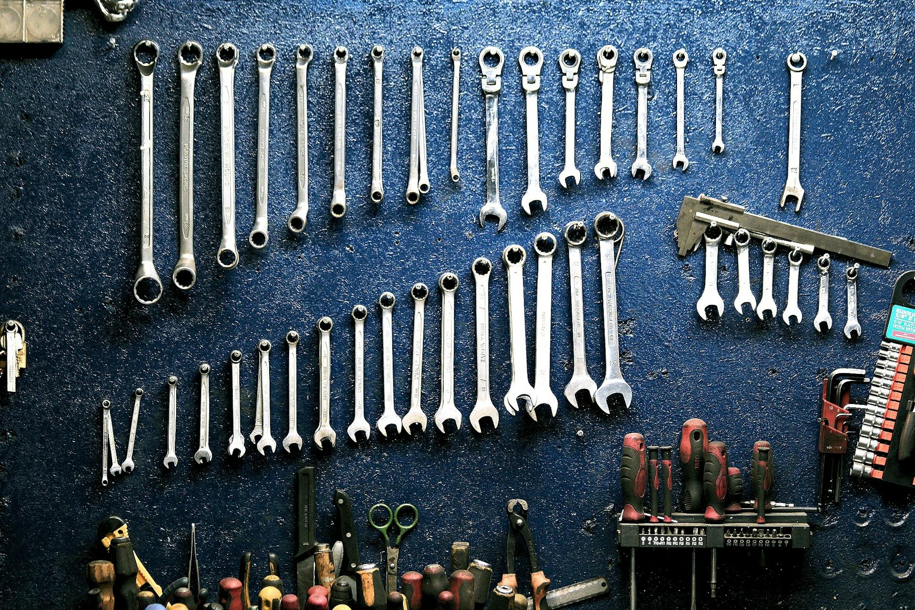AI 'Cheat' Tool Cluely Overhyped, Early Tests Reveal