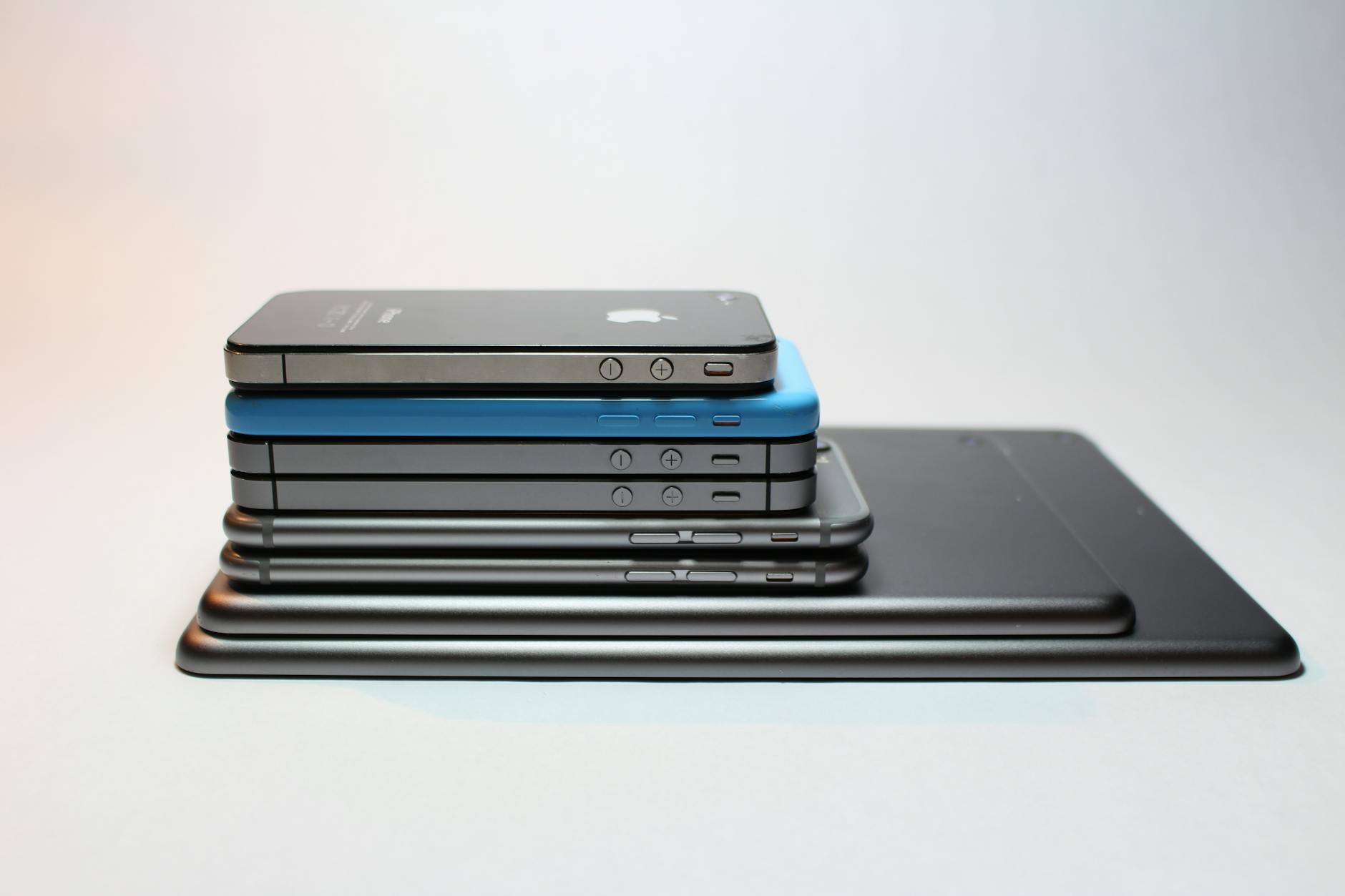 Folding Phones Sharpen, AI Integration Remains a Work in Progress