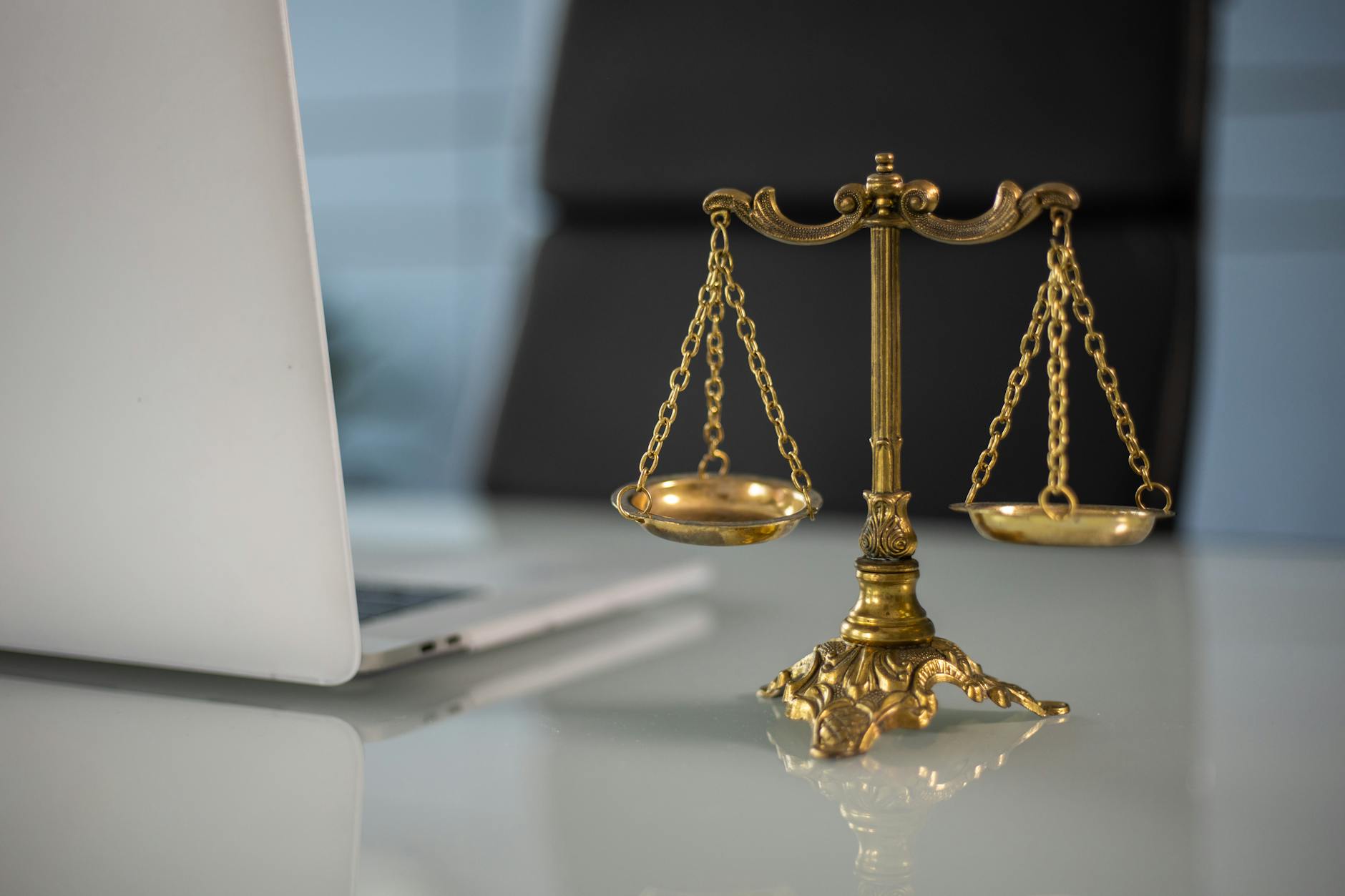 AI in the Judiciary: Judges' Experimentation Sparks Accountability Debate