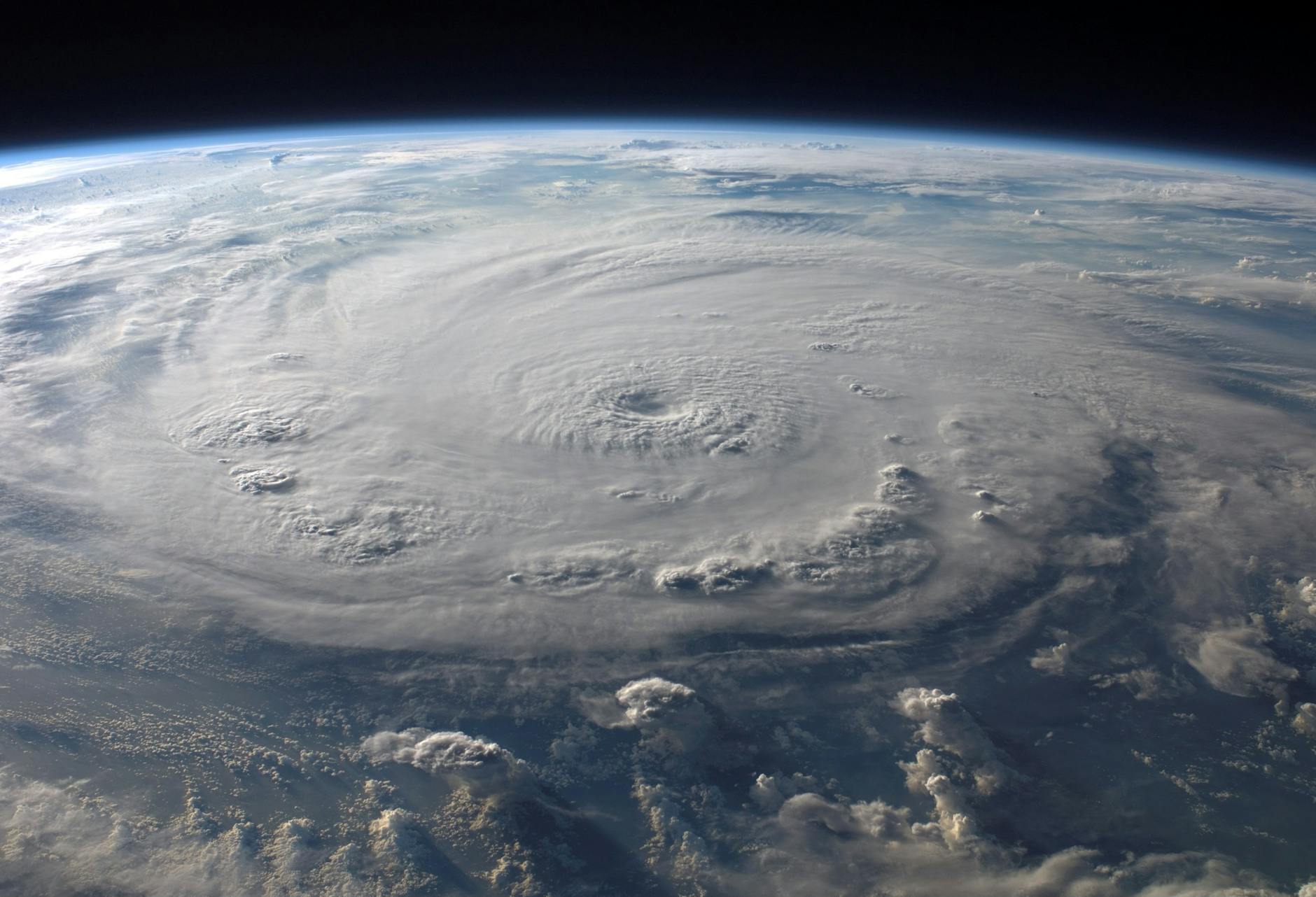 Google's AI Hurricane Prediction: Reddit User Calls for Scrutiny