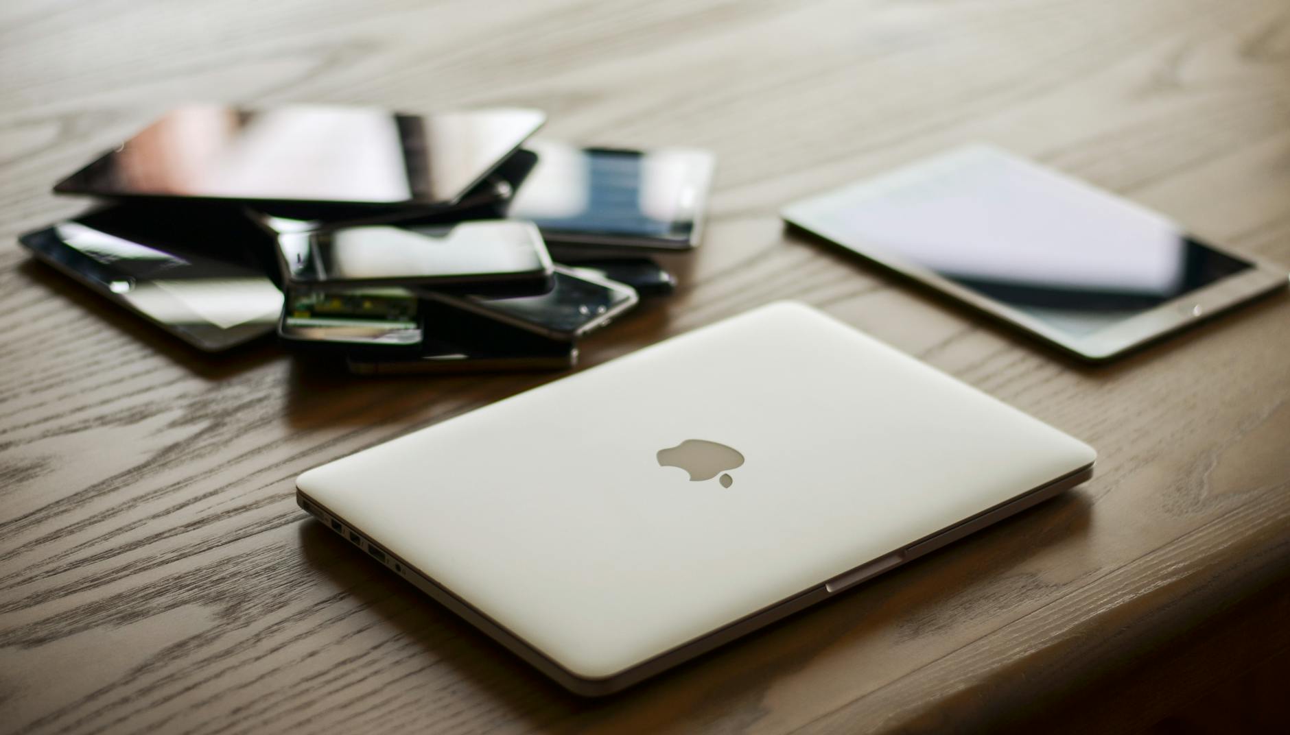 OpenAI and Jony Ive Eye AI-Powered Device Ecosystem: Speakers, Glasses, and More