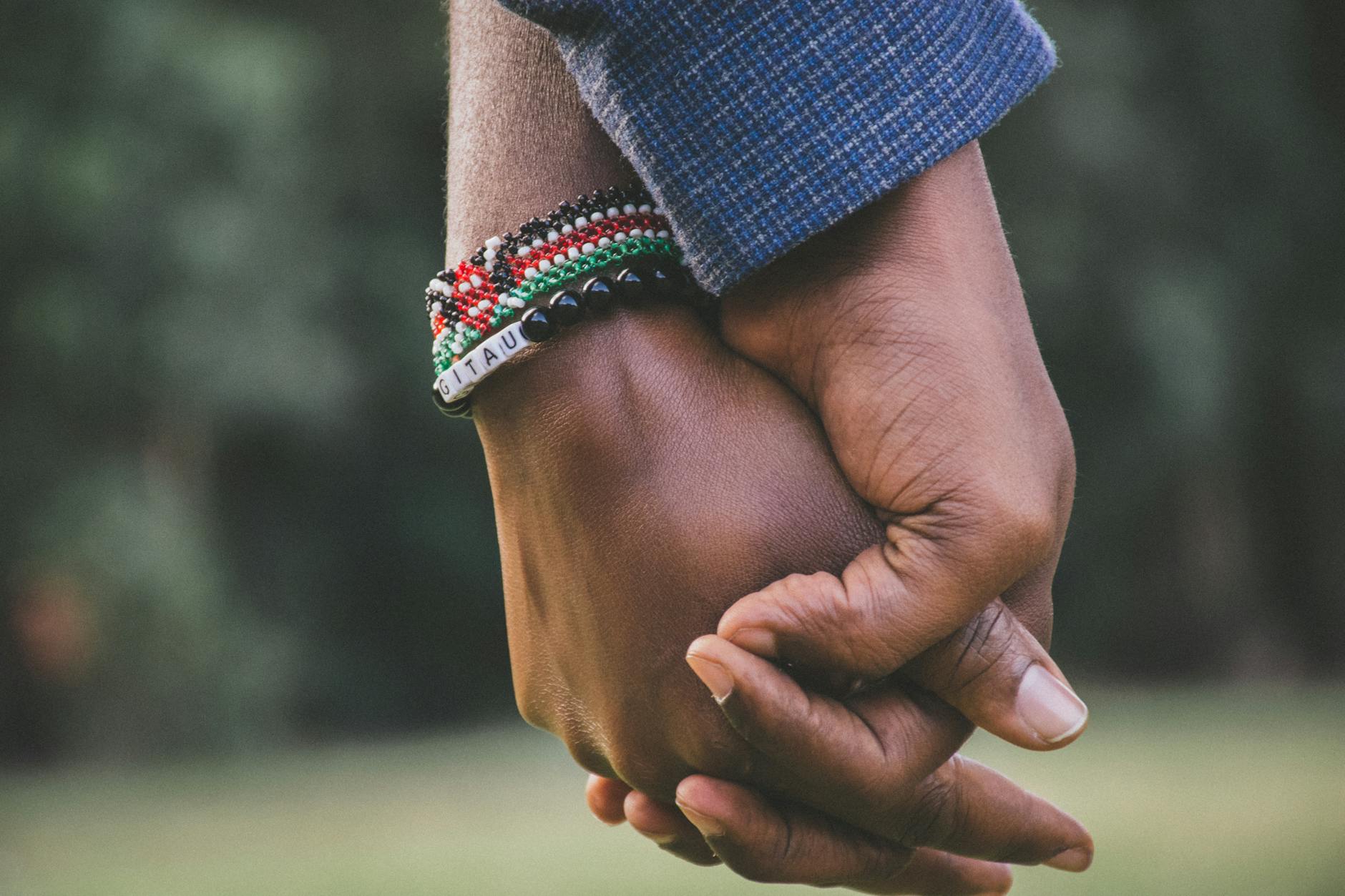 Reddit Users Explore the Complexities of Emotional Connections with AI