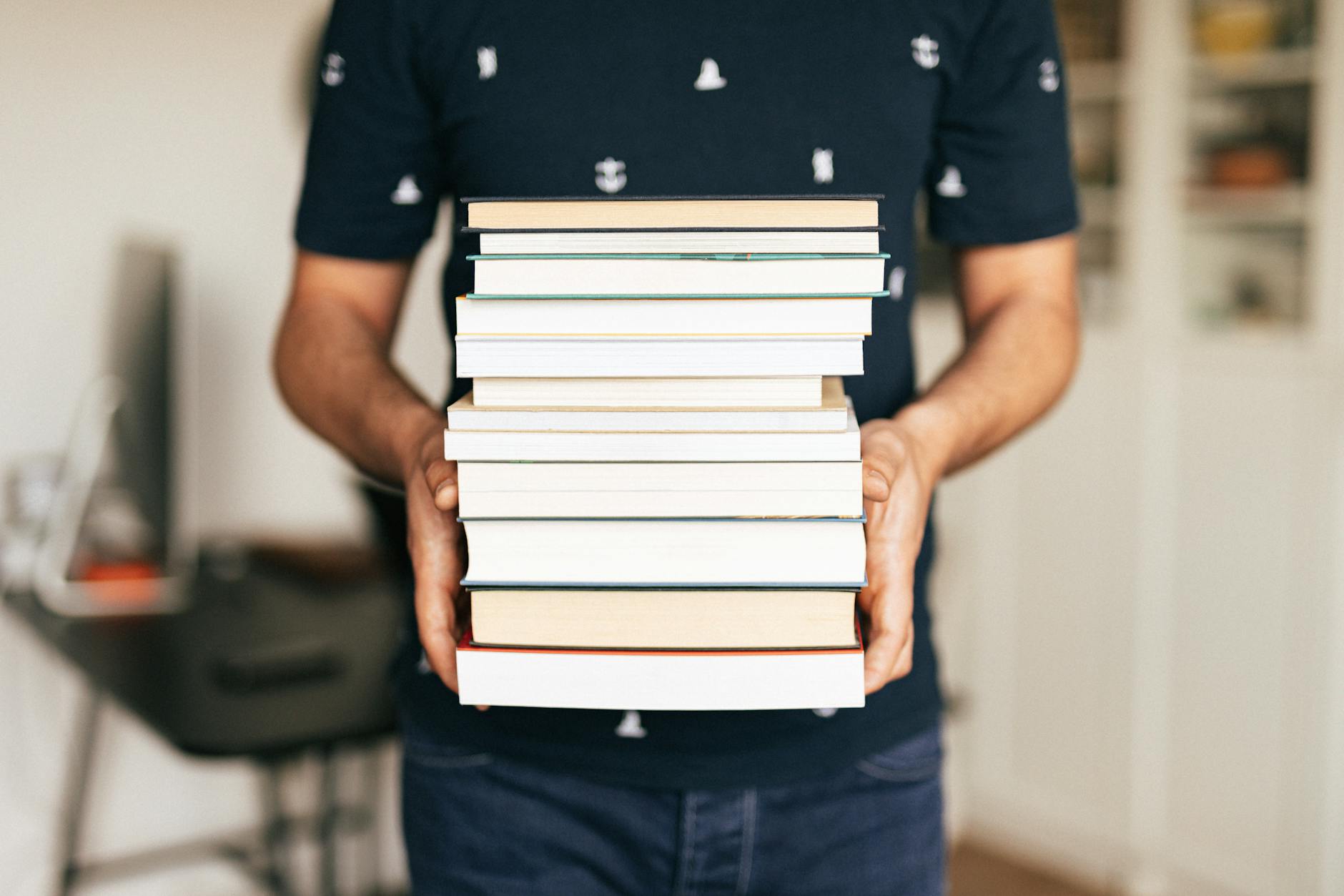 Reddit User Seeks AI Powerhouse for Mastering Finance Textbooks